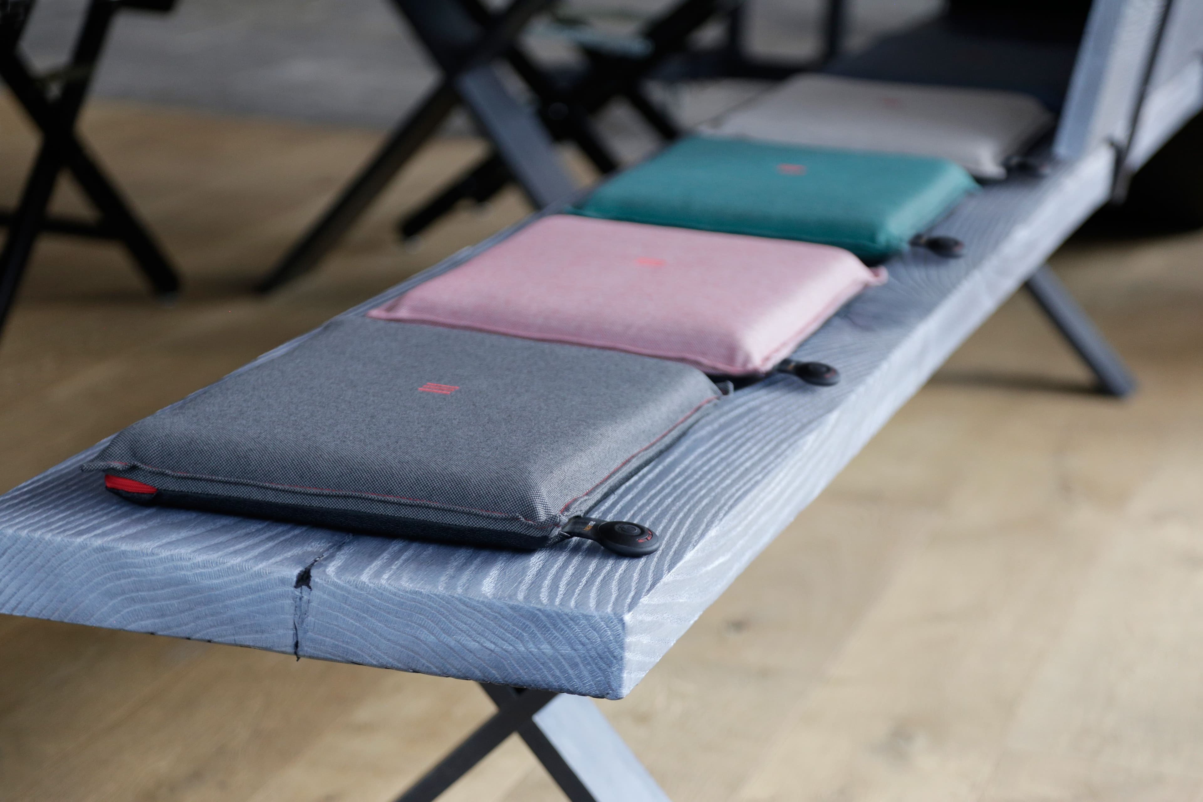 heatme Smart Kollektion — Farbvarianten auf einer Bank